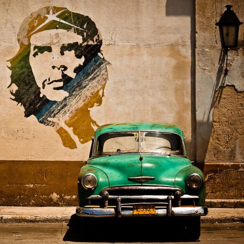 Куба - Звукът от стъпките на горещите латино ритми, ароматът на кубинските пури и вкусът на отлежал ром… всички те разказват за една страна, потънала в безвремие.